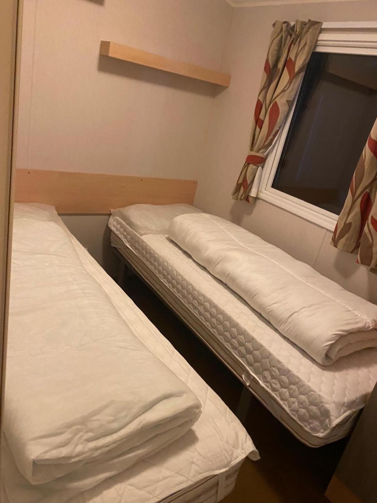 Great 8 Berth Caravan For Hire At Seawick Holiday Park In Essex Ref 27227Sw クラクトン・オン・シー エクステリア 写真