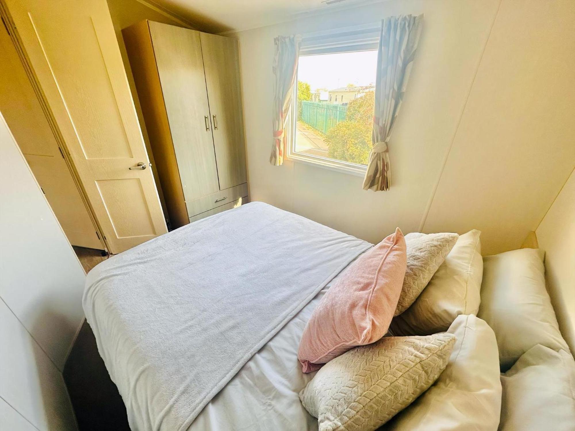 Great 8 Berth Caravan For Hire At Seawick Holiday Park In Essex Ref 27227Sw クラクトン・オン・シー エクステリア 写真