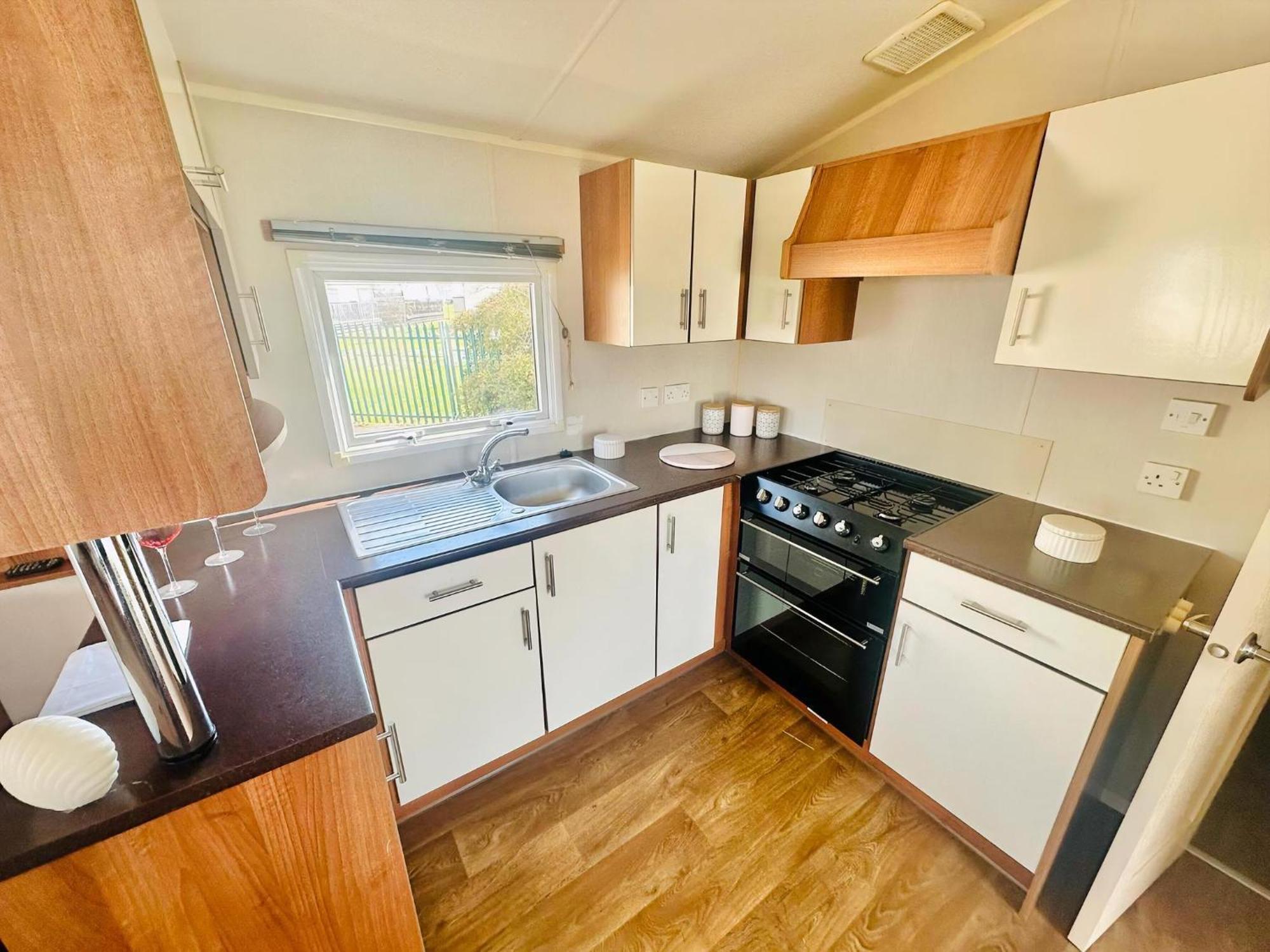 Great 8 Berth Caravan For Hire At Seawick Holiday Park In Essex Ref 27227Sw クラクトン・オン・シー エクステリア 写真