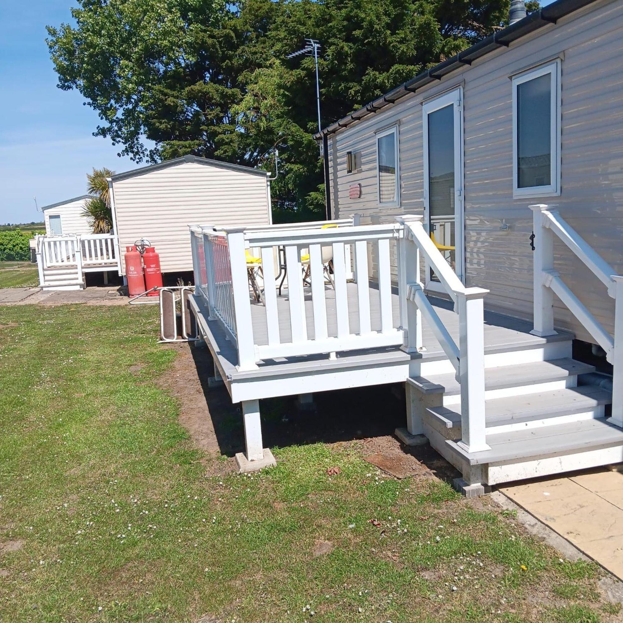 Great 8 Berth Caravan For Hire At Seawick Holiday Park In Essex Ref 27227Sw クラクトン・オン・シー エクステリア 写真